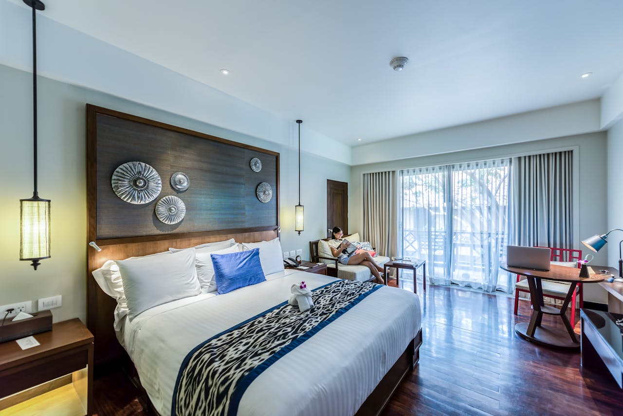 services-03 Contemporary hotel room interior design with cozy elegance and modern furnishings.